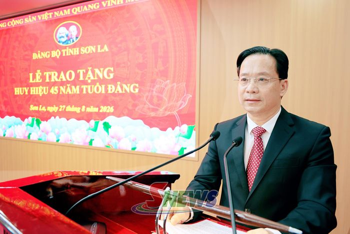 Đồng chí Hoàng Văn Nghiệm phát biểu tại Lễ trao tặng Huy hiệu 45 năm tuổi Đảng.