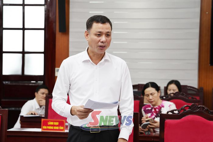 Đồng chí Nguyễn Thành Công, Phó Chủ tịch UBND tỉnh báo cáo tại hội nghị.