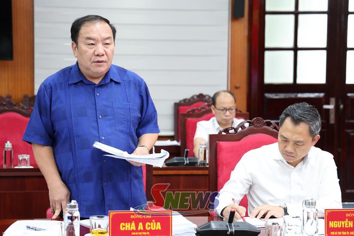 Đồng chí Chá A Của, Phó Bí thư Tỉnh ủy, Chủ tịch Ủy ban MTTQ Việt Nam tỉnh tham gia ý kiến tại hội nghị.
