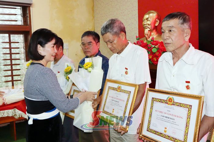 Lãnh đạo xã Tường Hạ tặng Huy hiệu 30 năm tuổi Đảng cho các đảng viên.