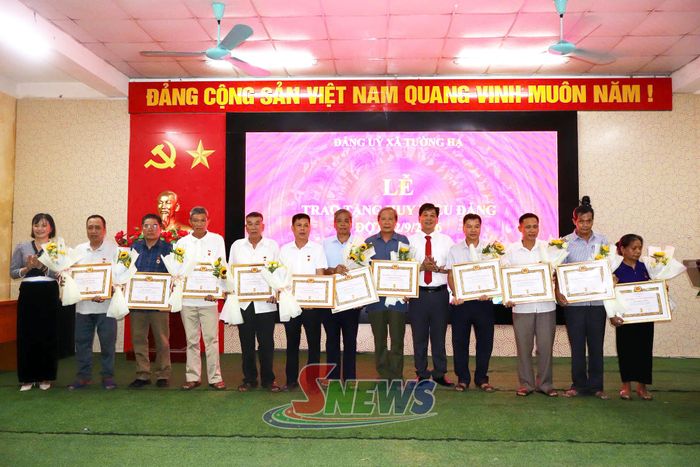 Lãnh đạo Đảng ủy xã tặng Huy hiệu 30 năm tuổi Đảng cho các đảng viên.