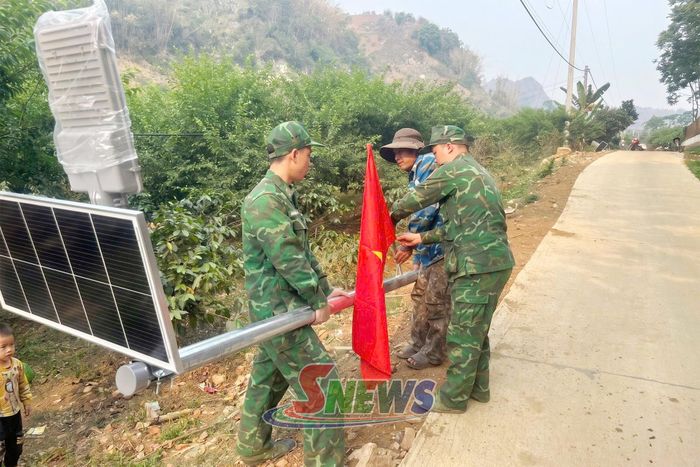Cán bộ, chiến sĩ Đồn Biên phòng Chiềng On hỗ trợ người dân bản Nà Đít thực hiện Mô hình " Thắp sáng đường biên".