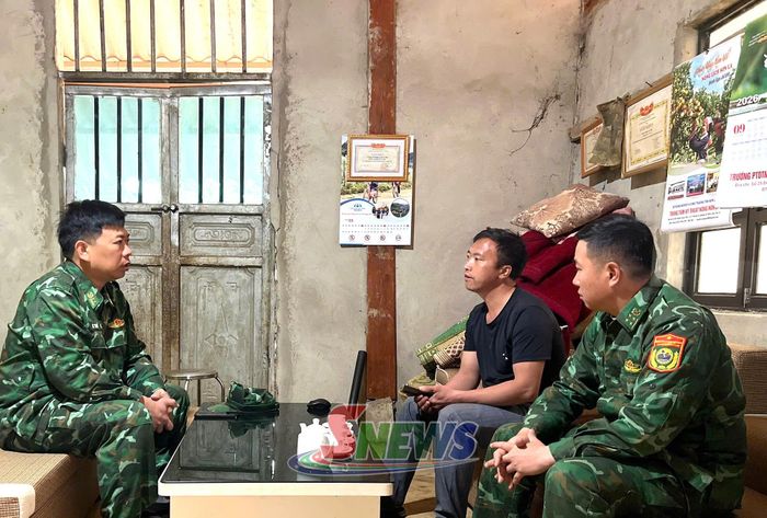 Cán bộ Đồn Biên phòng Chiềng On thăm hỏi, tìm hiểu tâm tư, nguyện vọng của người dân.