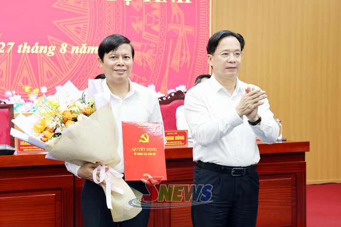 Đồng chí Bí thư Tỉnh ủy chuyển trao Quyết định của Ban Bí thư về việc chuẩn y Phó Chủ nhiệm Uỷ ban Kiểm tra Tỉnh uỷ Sơn La, nhiệm kỳ 2025-2030 đối với đồng chí Lê Tiến Quân.