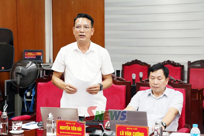 Lãnh đạo xã Sông Mã báo cáo tại hội nghị.