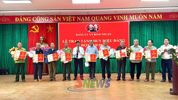 Đảng ủy xã trao huy hiệu 30, 35, 45 năm tuổi Đảng cho các đảng viên.
