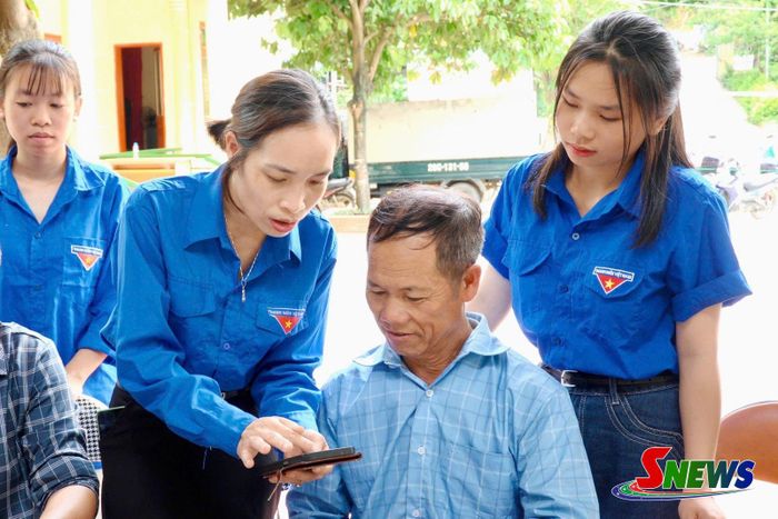 Đoàn viên thanh niên xã Tạ Khoa hướng dẫn người dân sử dụng các tiện ích số