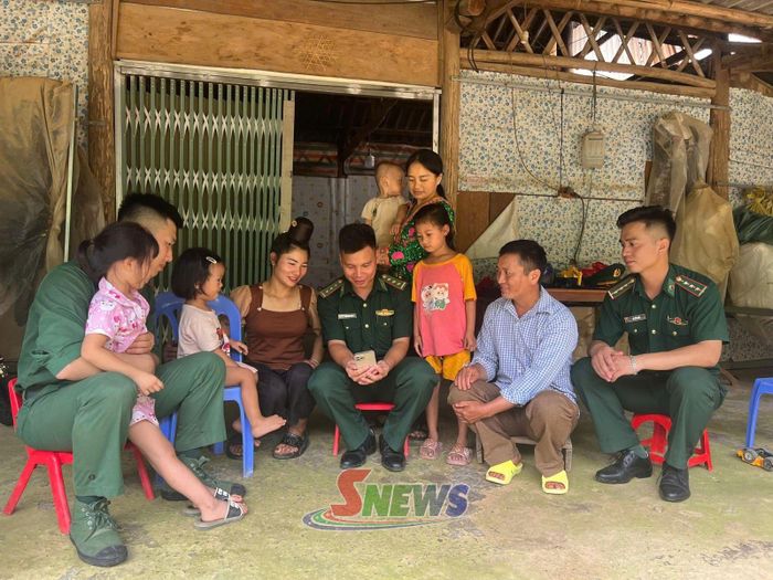 Cán bộ Đồn Biên phòng Mường Lạn hướng dẫn người dân sử dụng ứng dụng VneID