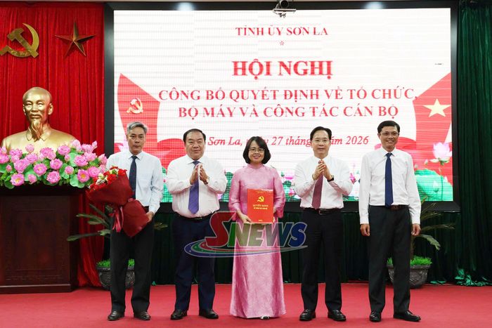 Các đồng chí trong Thường trực Tỉnh ủy trao quyết định đổi tên cho Ban Tuyên giáo Tỉnh ủy.