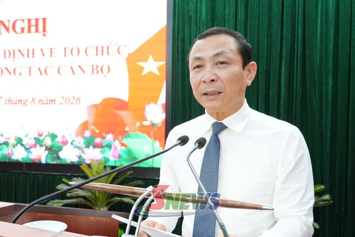 Đồng chí Trưởng ban Tổ chức Tỉnh ủy công bố các quyết định.