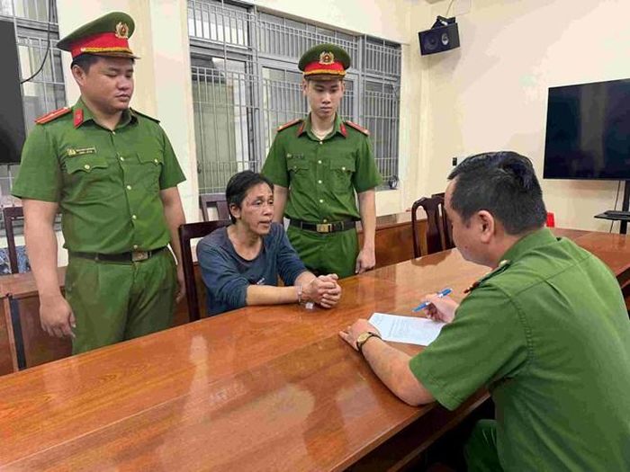 Công an bắt giữ đối tượng cướp tiệm vàng. Ảnh: Công an cung cấp