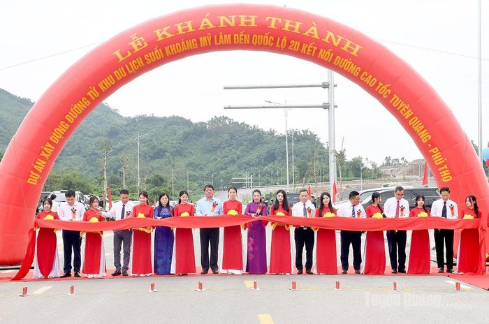 Các đại biểu cắt băng khánh thành dự án.