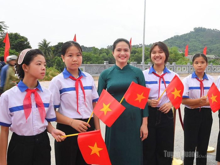 Giáo viên, học sinh trên địa bàn phường Mỹ Lâm tham dự lễ khánh thành.