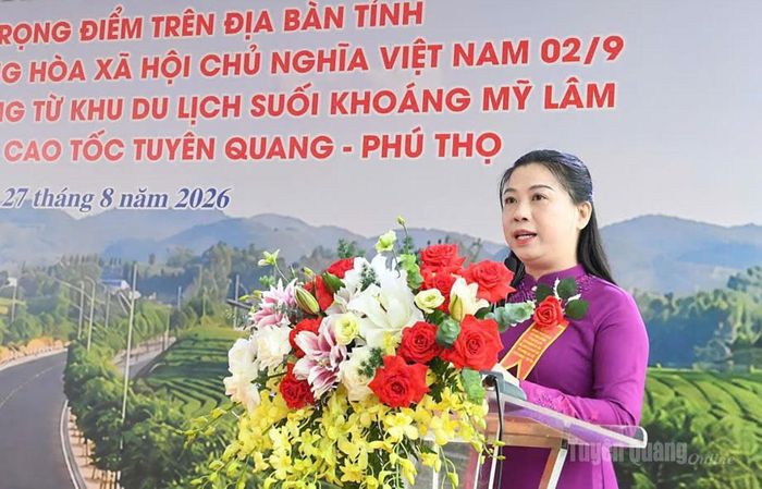 Đồng chí Lê Thị Kim Dung, Phó Bí thư Thường trực Tỉnh ủy, Trưởng Đoàn đại biểu Quốc hội khóa XVI tỉnh phát biểu tại buổi lễ.