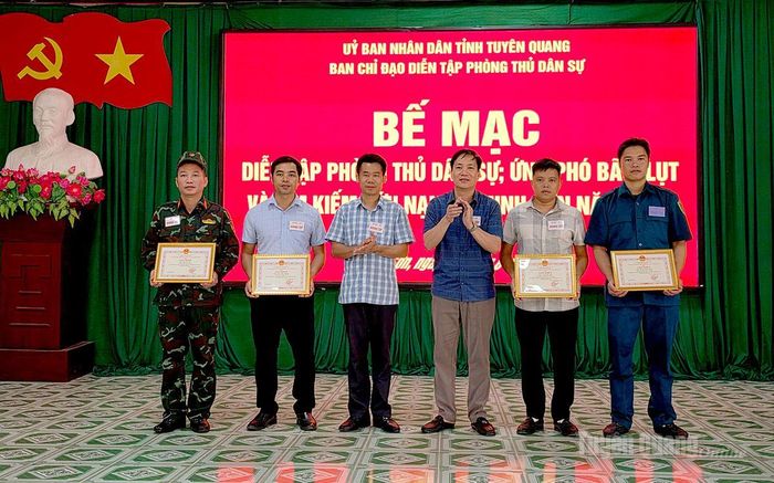 Lãnh đạo UBND xã Minh Sơn trao Giấy khen cho các cá nhân có thành tích xuất sắc trong công tác tổ chức và tham gia diễn tập.
