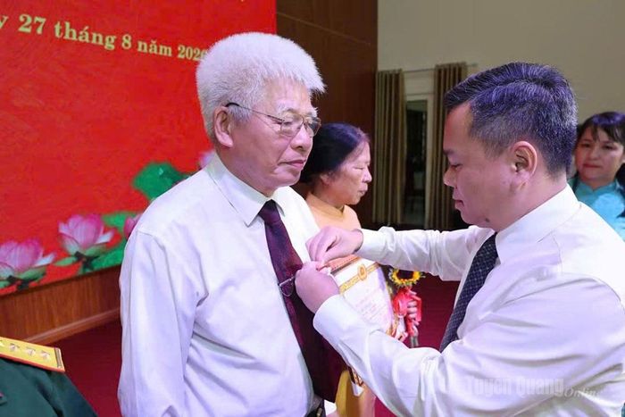 Phó Chủ tịch UBND tỉnh Đỗ Hùng Đức trao Huy hiệu Đảng cho các đảng viên.