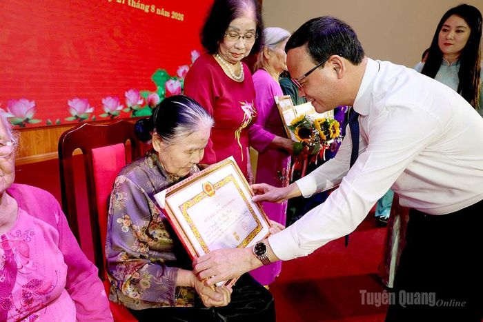 Phó Chủ tịch Thường trực UBND tỉnh Nguyễn Mạnh Tuấn trao Huy hiệu Đảng cho các đảng viên.