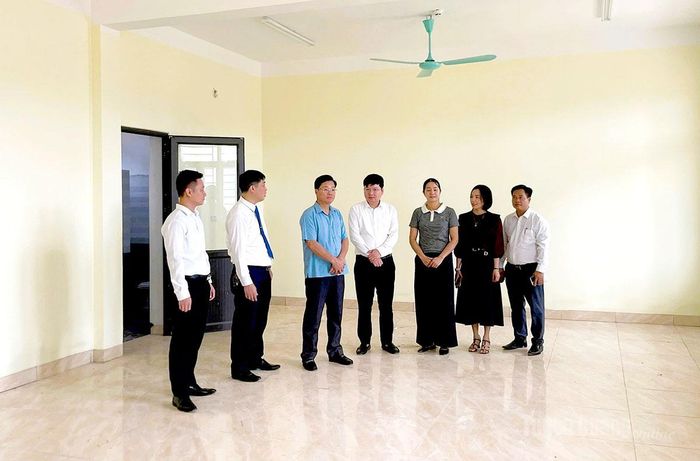 Đồng chí Trần Quang Minh,Trưởng ban Tổ chức Tỉnh ủy kiểm tra tiến độ xây dựng phân hiệu Trường Mầm non Chi Thiết.
