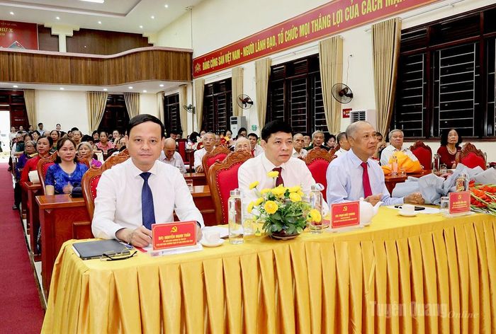 Phó Chủ tịch Thường trực UBND tỉnh Nguyễn Mạnh Tuấn dự và trao Huy hiệu Đảng tại phường Minh Xuân.