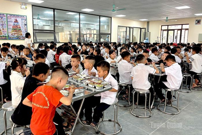 Bữa ăn đầu tiên của các học sinh tại Trường PTNT liên cấp Tiểu học và THCS Thanh Thủy.