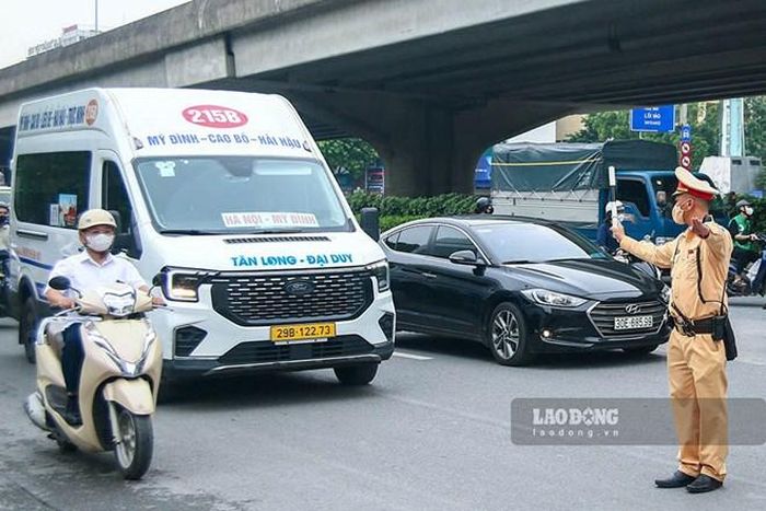 CSGT Hà Nội tổng kiểm soát phương tiện vận tải. Ảnh: Tiến Ngô