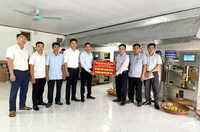 Đại diện lãnh đạo Sở Công thương, Trung tâm Khuyến công và Xúc tiến công thương trao tiền hỗ trợ cho Công ty TNHH MTV Chè Lộc Phú (phường Mỹ Lâm).