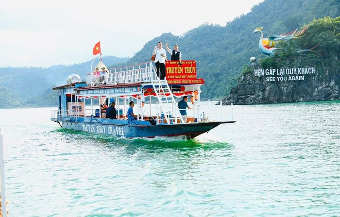 Du khách khám phá vẻ đẹp sơn thủy hữu tình trên lòng hồ thủy điện Tuyên Quang.