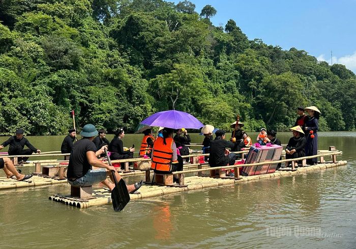 Du khách trải nghiệm đi mảng, thưởng thức hát Then, đàn Tính trên Hồ Nà Nưa - Khu di tích quốc gia đặc biệt Tân Trào.