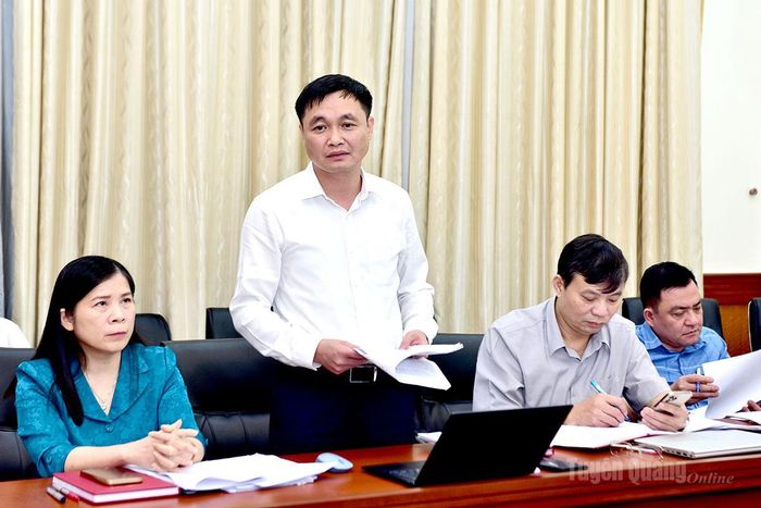 Đồng chí Phó Chủ tịch UBND tỉnh Đỗ Anh Tuấn thảo luận tại Tổ 3.