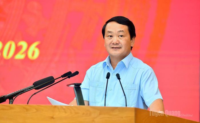 Đồng chí Bí thư Tỉnh ủy Hầu A Lềnh phát biểu tại hội nghị.