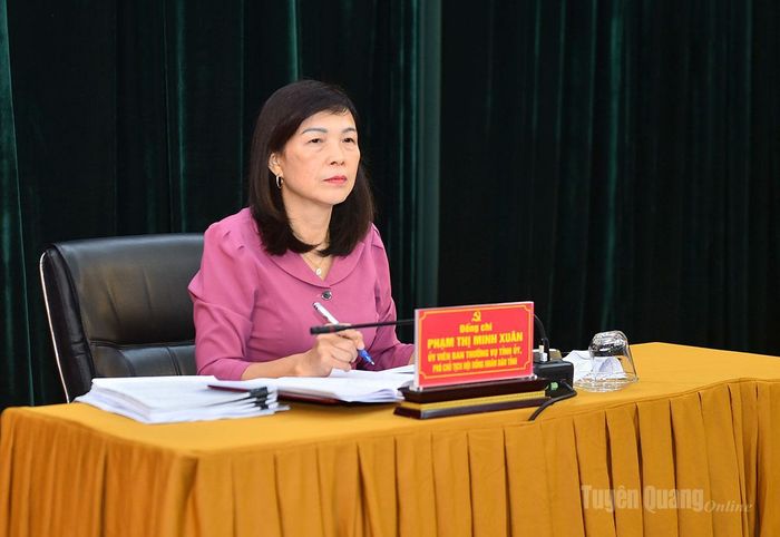 Đồng chí Phạm Thị Minh Xuân, Ủy viên Ban Thường vụ Tỉnh ủy, Phó Chủ tịch HĐND tỉnh chủ trì tại tổ thảo luận số 2.