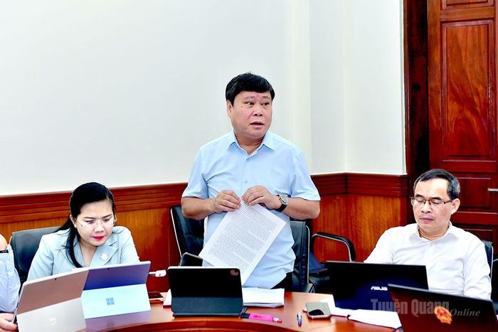 Đồng chí Giám đốc Báo và phát thanh, truyền hình Tuyên Quang, Chủ tịch Hội Nhà báo tỉnh Mai Đức Thông phát biểu thảo luận tại Tổ 3.