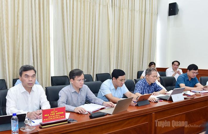 Đồng chí Ma Thế Hồng, Phó Bí thư Tỉnh uỷ, Chủ tịch Uỷ ban MTTQ Việt Nam tỉnh và các đại biểu dự thảo luận tại Tổ 4.