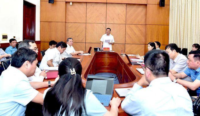 Đồng chí Phó Chủ tịch Thường trực UBND tỉnh Nguyễn Mạnh Tuấn chủ trì thảo luận tại Tổ 3.