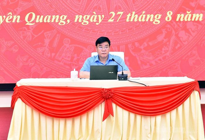 Đồng chí Hoàng Gia Long, Uỷ viên Ban Thường vụ Tỉnh uỷ, Phó Chủ tịch UBND tỉnh chủ trì thảo luận tại tổ 1.