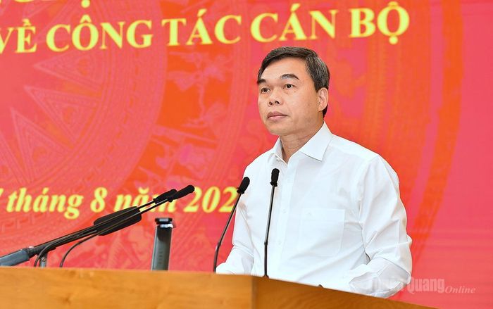 Đồng chí Phó Bí thư Tỉnh ủy, Chủ tịch Ủy ban MTTQ tỉnh Ma Thế Hồng thông qua chương trình hội nghị.