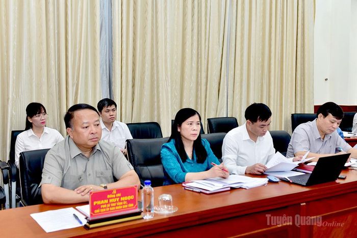 Đồng chí Phan Huy Ngọc, Phó Bí thư Tỉnh uỷ, Chủ tịch UBND tỉnh và các đại biểu dự thảo luận tại Tổ 3.