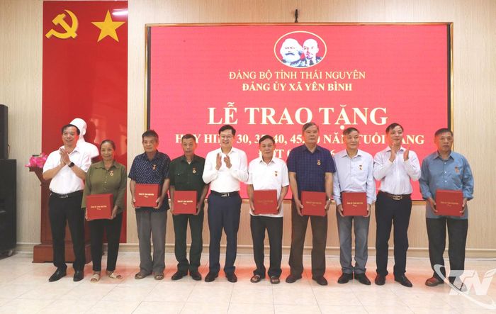 Đồng chí Đinh Quang Tuyên trao huy hiệu Đảng tại xã Yên Bình