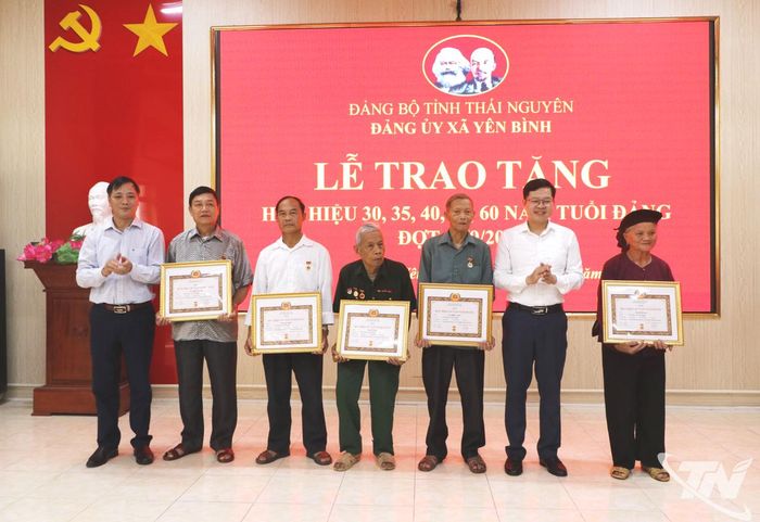 Đồng chí Đinh Quang Tuyên trao huy hiệu Đảng tại xã Yên Bình
