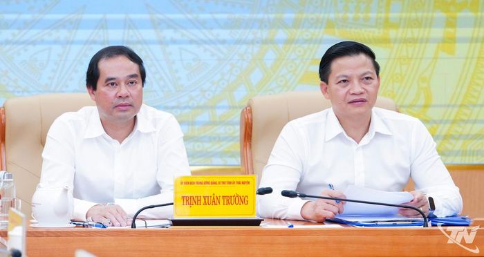 Đồng chí Trịnh Xuân Trường, Ủy viên Trung ương Đảng, Bí thư Tỉnh ủy và đồng chí Vương Quốc Tuấn, Ủy viên Trung ương Đảng, Phó Bí thư Tỉnh ủy, Chủ tịch UBND tỉnh, đồng chủ trì Hội nghị tại điểm cầu tỉnh Thái Nguyên.