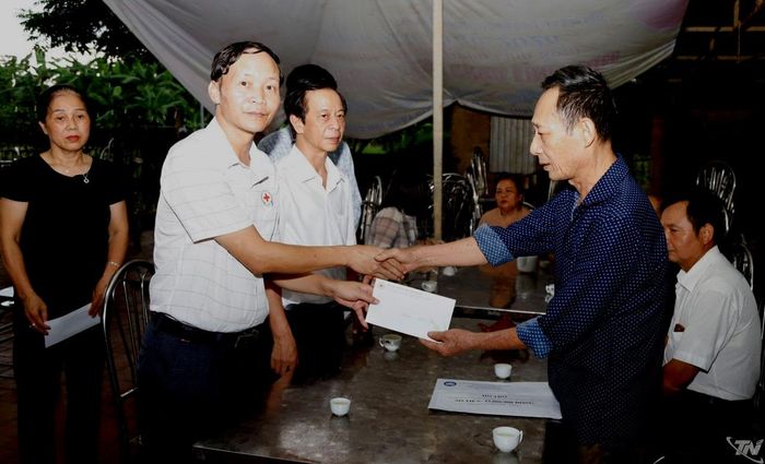 Lãnh đạo Hội Chữ thập đỏ tỉnh trao hỗ trợ cho gia đình anh Đ.B.L.