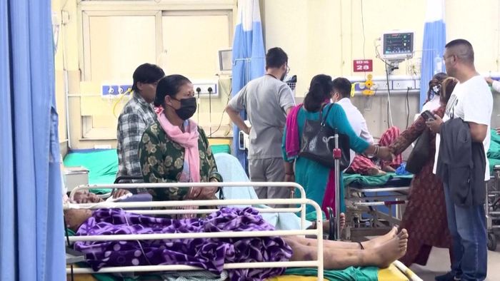Những người bị thương trong trận lũ quét điều trị tại Bệnh viện Giảng dạy Đại học Tribhuvan, Nepal.