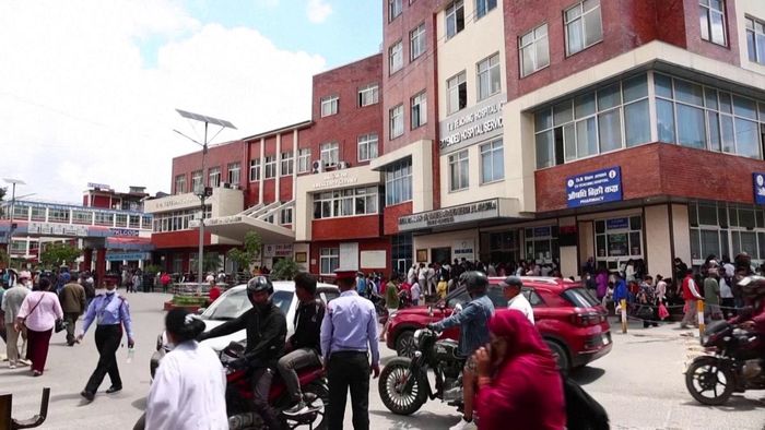 Tại Kathmandu, những người có người thân mất tích trong trận lũ quét và sạt lở tập trung bên ngoài bệnh viện để cung cấp thông tin cho cơ quan chức năng.