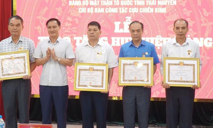 Đồng chí Vũ Duy Hoàng trao Huy hiệu Đảng cho các đảng viên.