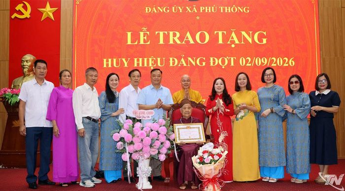 Lãnh đạo xã Phủ Thông chúc mừng đảng viên được trao tặng Huy hiệu Đảng.