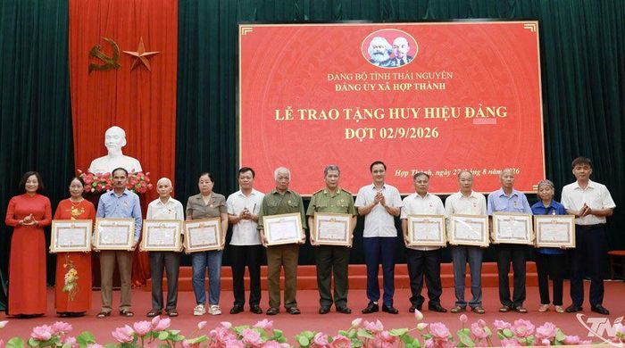 Đồng chí Vũ Duy Hoàng và lãnh đạo xã Hợp Thành trao Huy hiệu 35 năm tuổi Đảng cho các đảng viên.