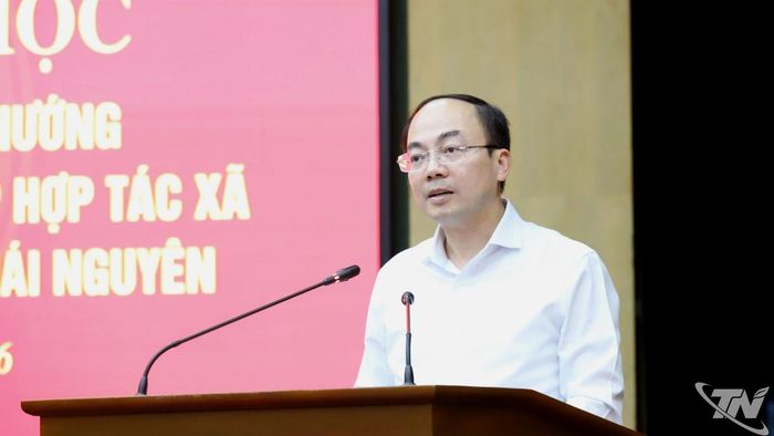 Đồng chí Nguyễn Đăng Bình, Phó Bí thư Thường trực Tỉnh ủy, Trưởng Đoàn đại biểu Quốc hội tỉnh Thái Nguyên, trình bày báo cáo đề dẫn Hội thảo.