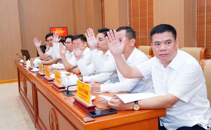 Đại biểu biểu quyết thông qua các nội dung trình tại Hội nghị Ban Chấp hành Đảng bộ tỉnh.
