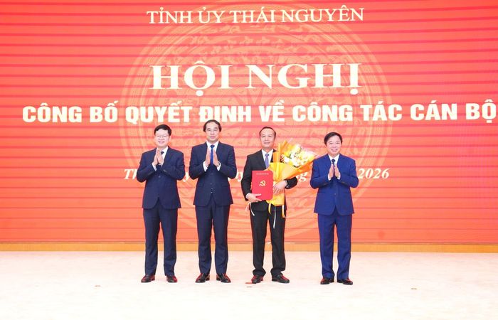 Các đồng chí Thường trực Tỉnh ủy chúc mừng đồng chí Nguyễn Minh Hùng, Chánh án Tòa án nhân dân tỉnh, tham gia Ban Chấp hành Đảng bộ tỉnh, nhiệm kỳ 2025-2030.