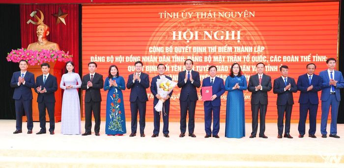 Đồng chí Bí thư Tỉnh ủy Trịnh Xuân Trường trao Quyết định thành lập Đảng bộ HĐND tỉnh.